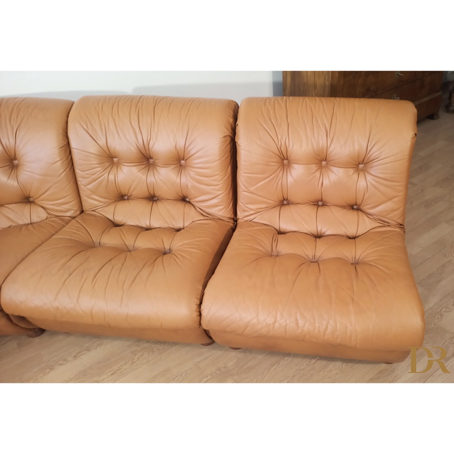 Divano modulare vintage in pelle cognac, loveseat in cuoio tufted anni ’70