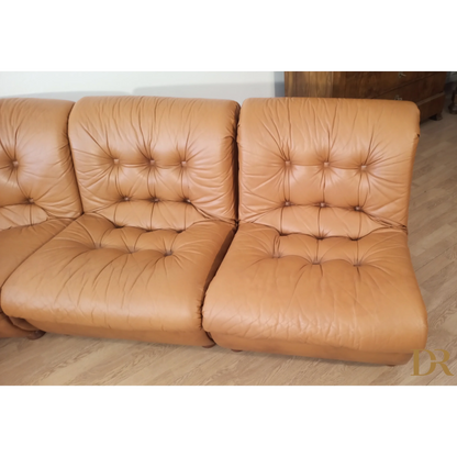 Divano modulare vintage in pelle cognac, loveseat in cuoio tufted anni ’70