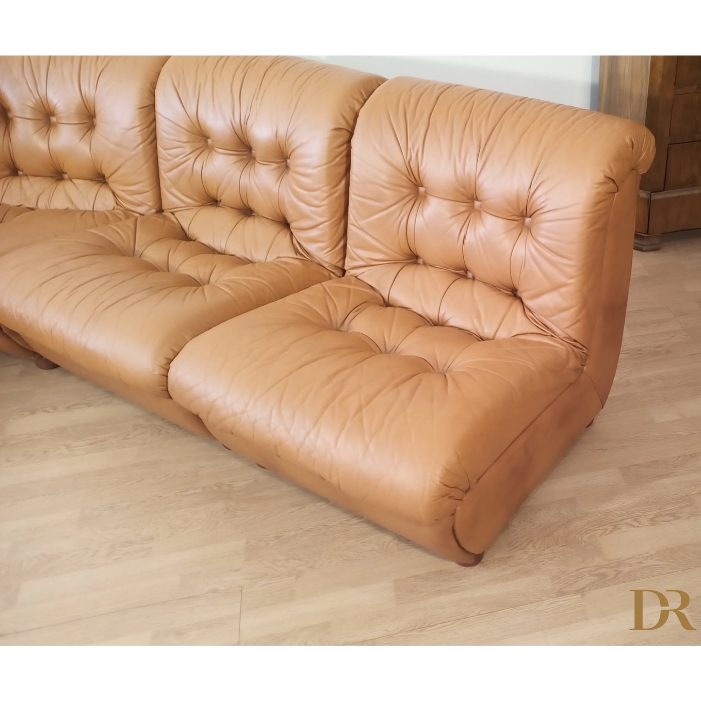 Divano modulare vintage in pelle cognac con cuscini tufted anni ’70