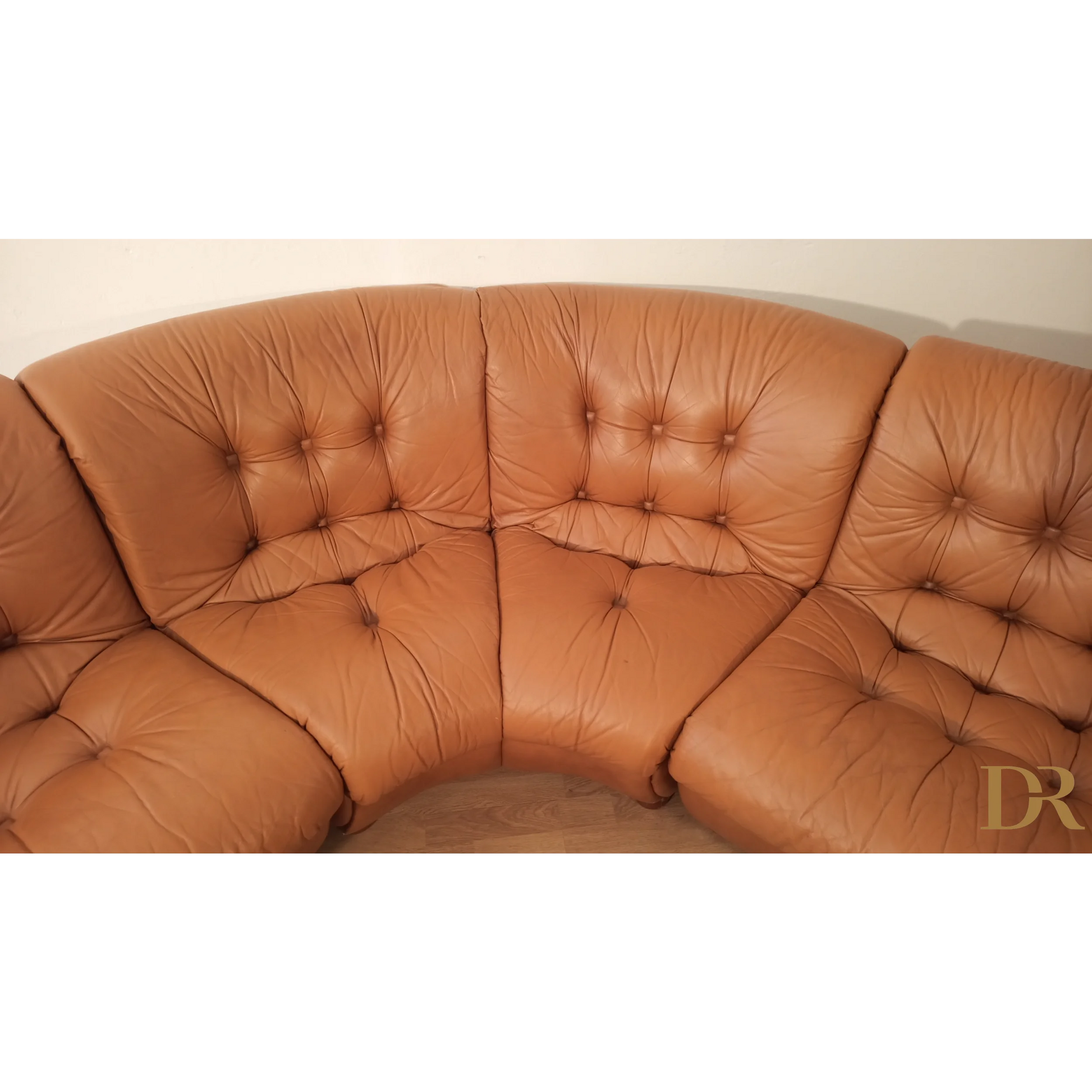 Divano modulare vintage in pelle cognac con cuscini tufted e design curvo