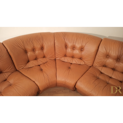 Divano modulare vintage in pelle cognac con cuscini tufted e design curvo