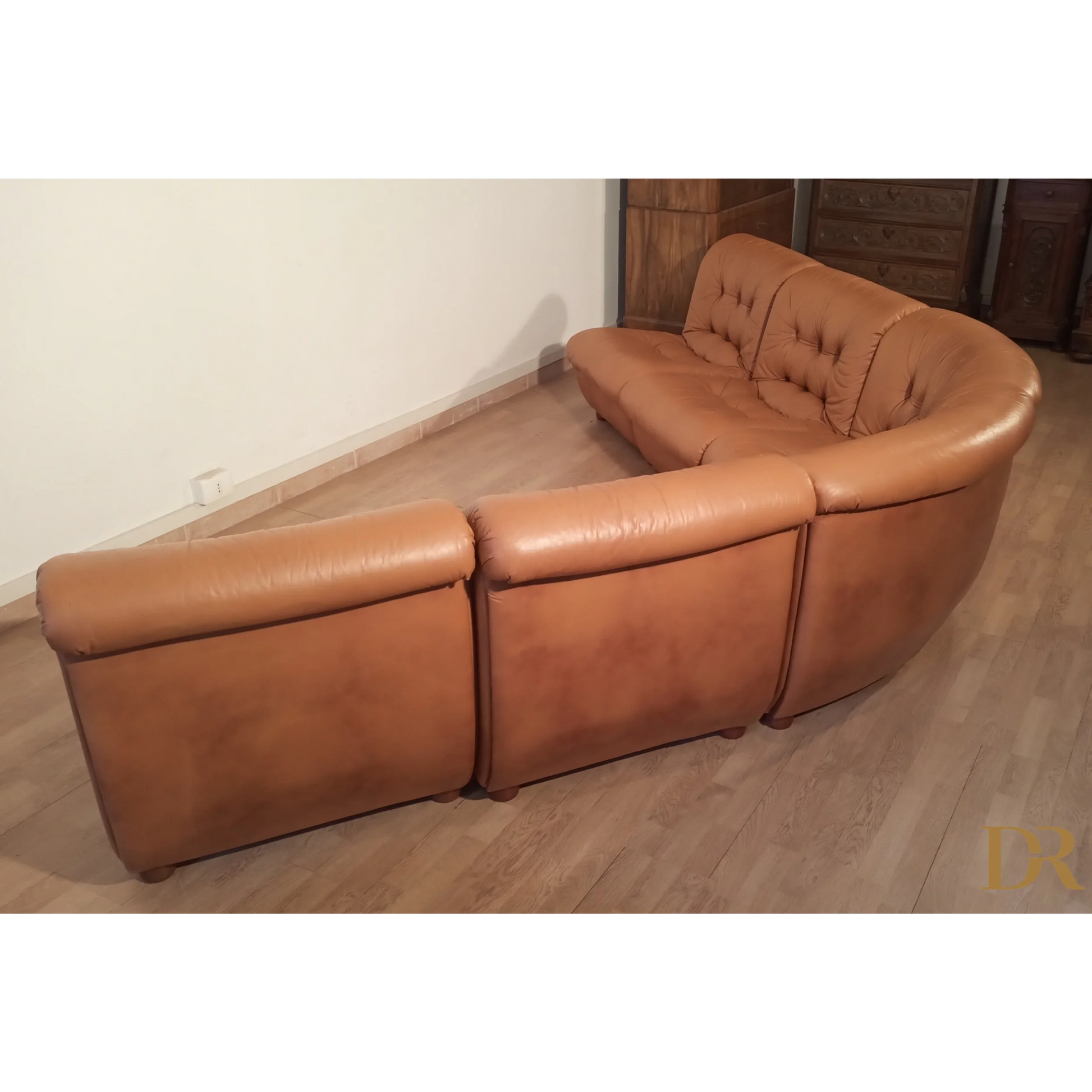 Sezione curva in pelle cognac, divano modulare vintage anni 70 con cuscini tufted