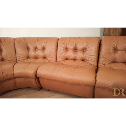 Divano modulare vintage in pelle cognac con cuscini tufted e design curvo