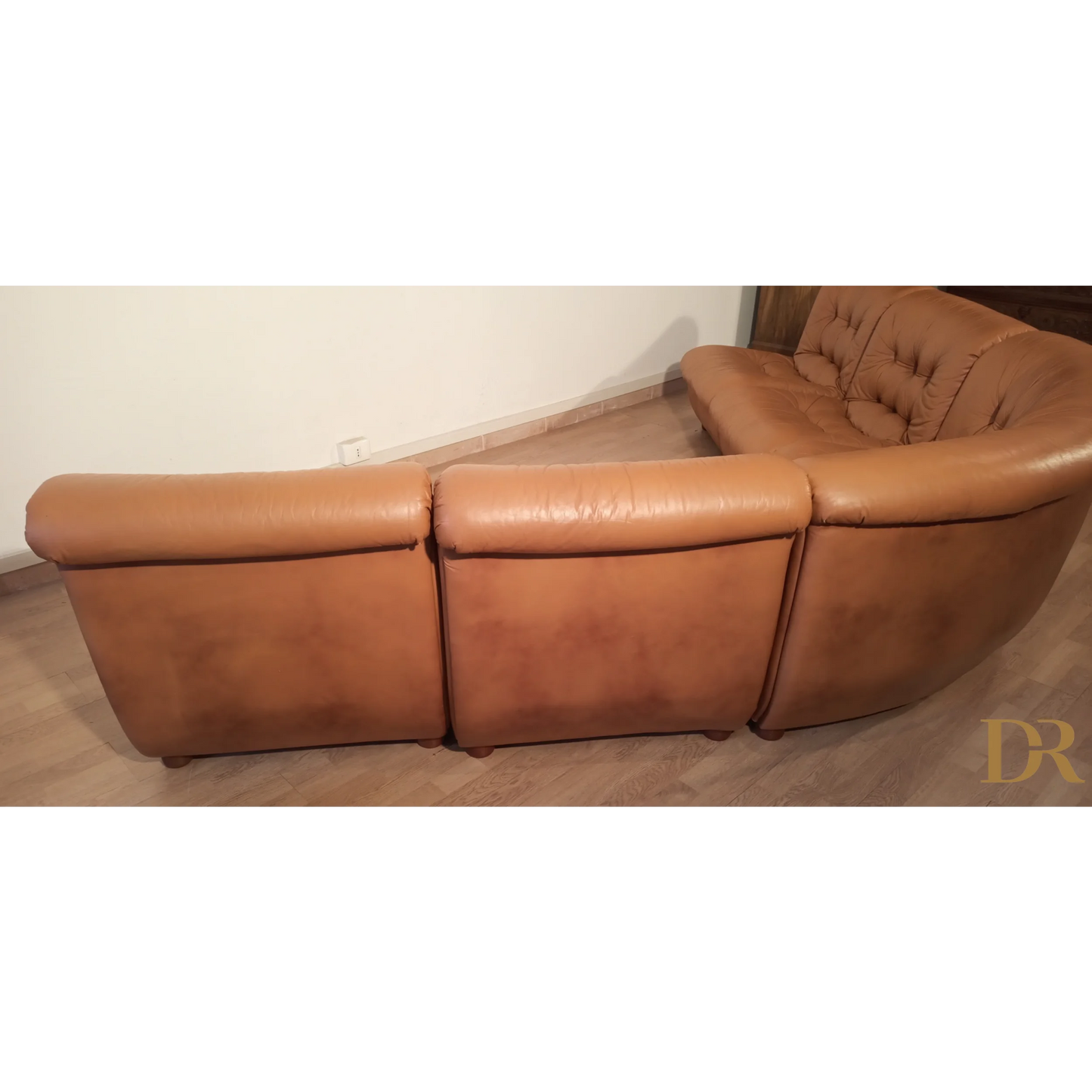 Divano modulare vintage in pelle cognac con cuscini tufted e design curvo