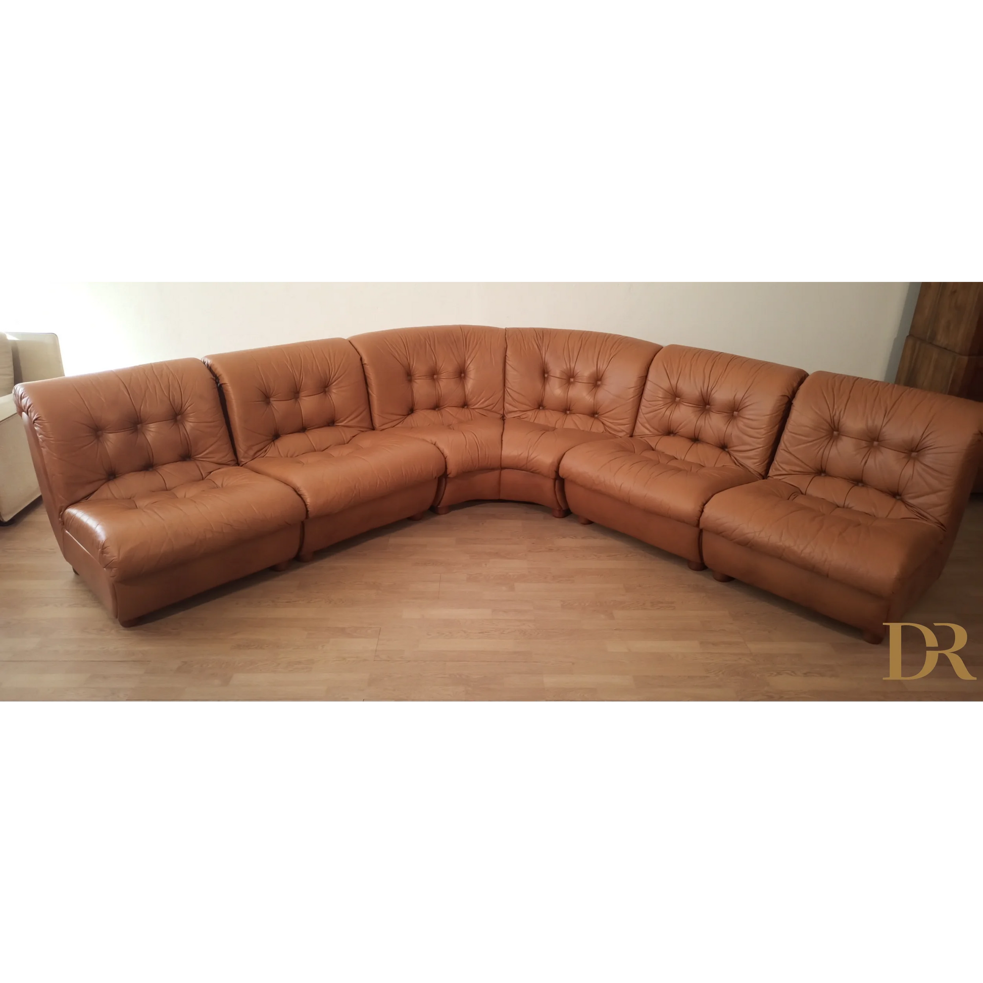 Divano modulare vintage in pelle cognac con cuscini tufted, elegante arredamento anni 70