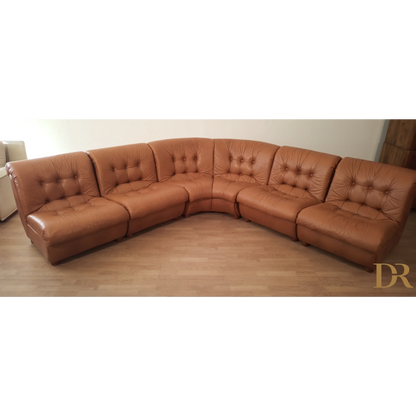 Divano modulare vintage in pelle cognac con cuscini tufted, elegante arredamento anni 70