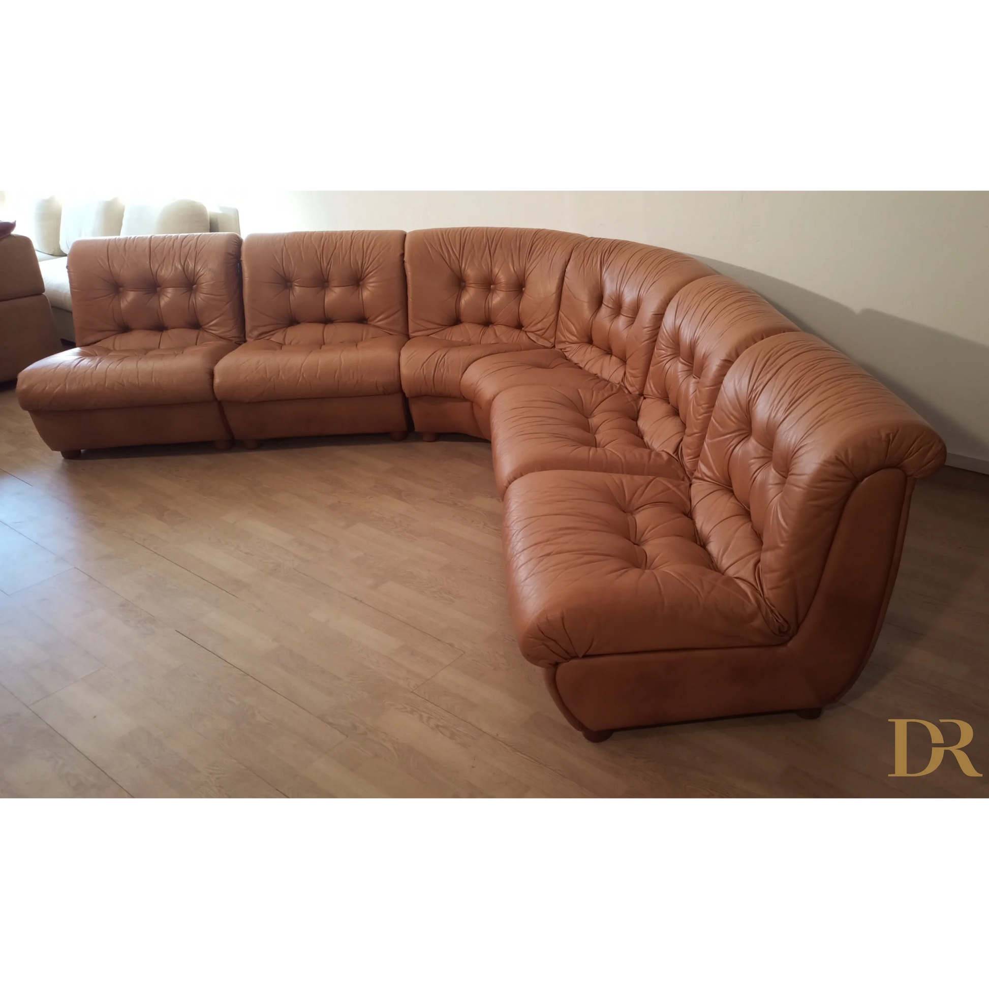 Divano modulare vintage in pelle cognac con cuscini tufted, stile anni ’70