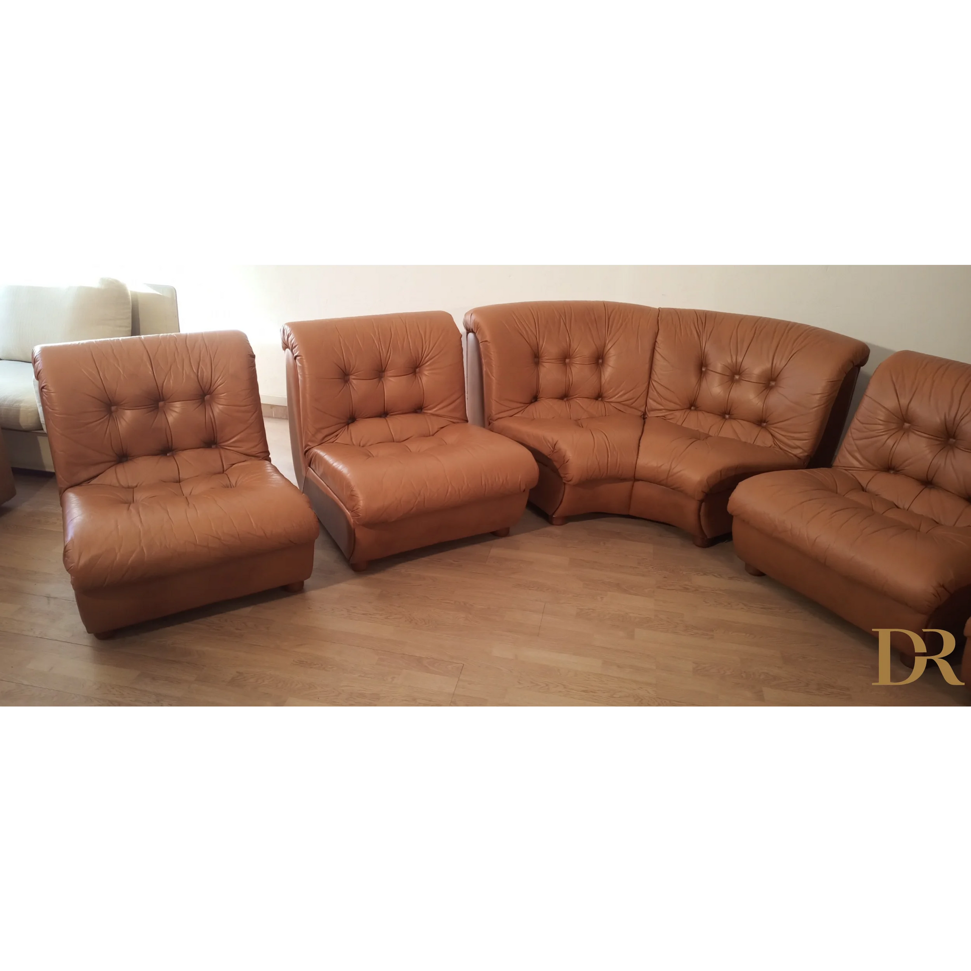 Divano modulare vintage in pelle cognac con cuscini tufted, stile anni ’70