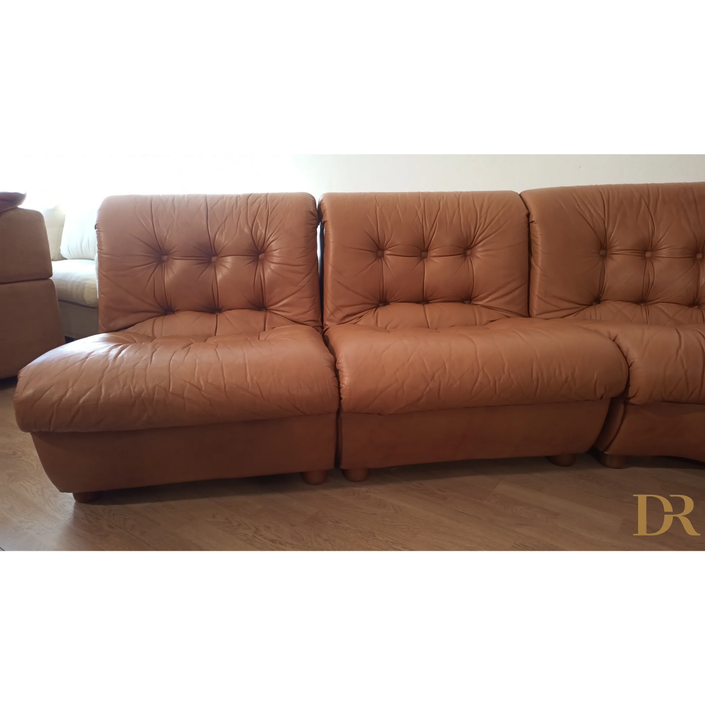 Divano modulare vintage in pelle cognac con cuscini tufted e design anni 70