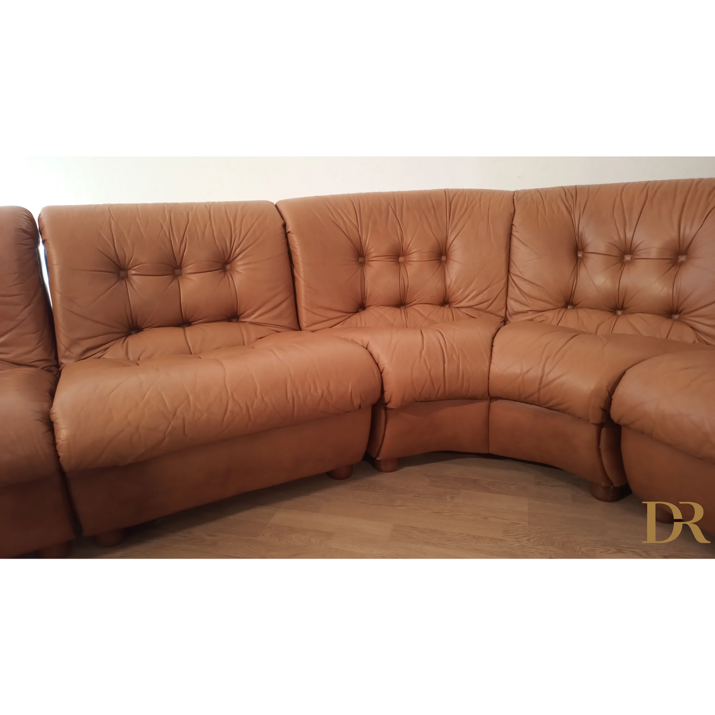 Divano modulare vintage in pelle cognac con cuscini tufted anni ’70