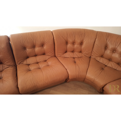 Divano modulare vintage in pelle cognac con sofa in pelle marrone e dettagli a bottoni