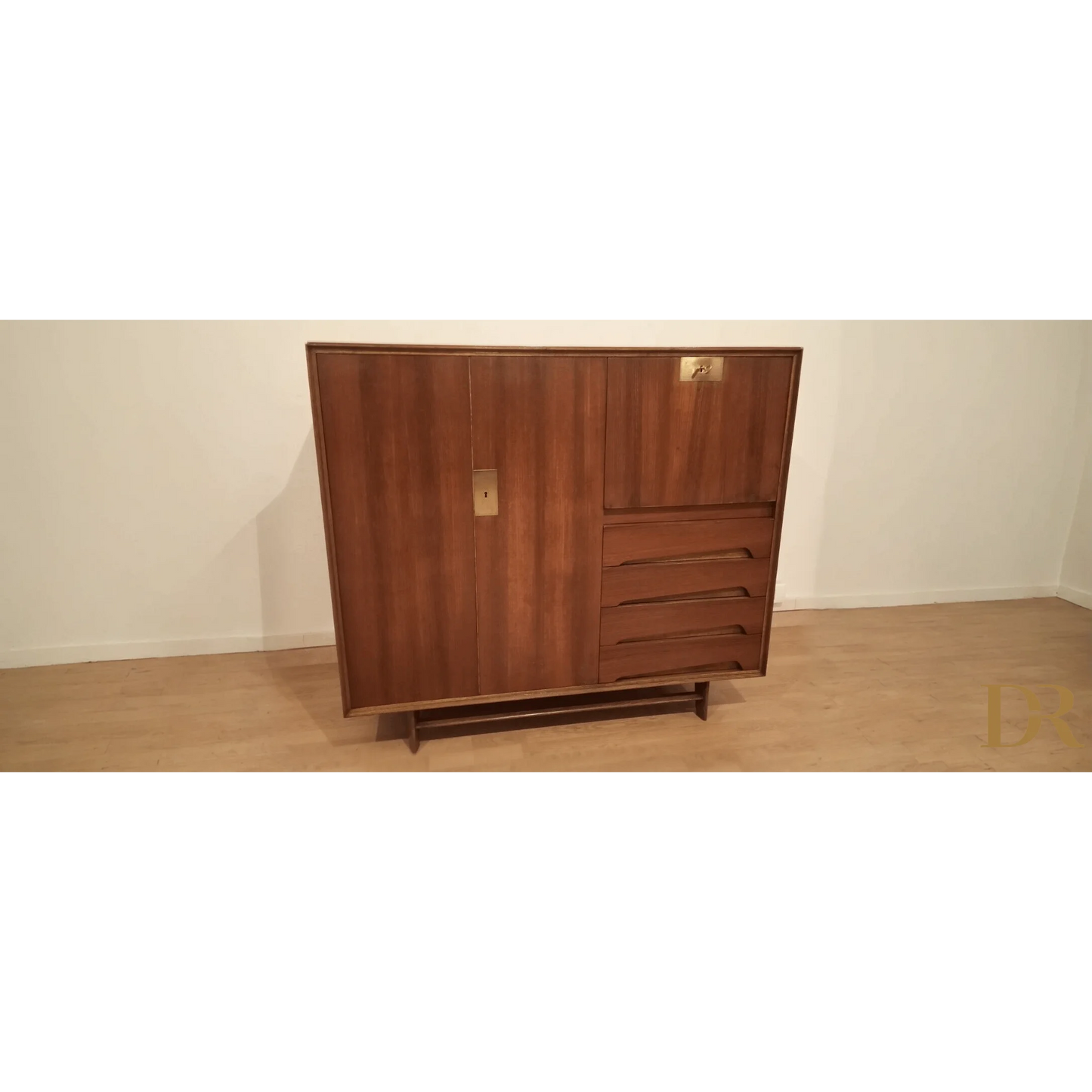 Credenza Edmondo Palutari restaurata in legno, design anni 50 con maniglie in ottone