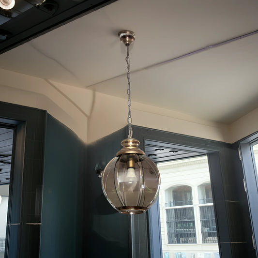 Lampadario in ottone con vetri fumé a spicchi sospeso a globo metà xx secolo seconda metà