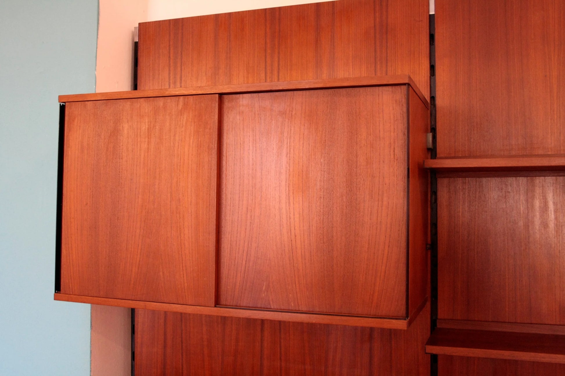 Mobile da parete modulare urio in legno con ante scorrevoli design libreria 60’s di ico e luisa parisi per mim