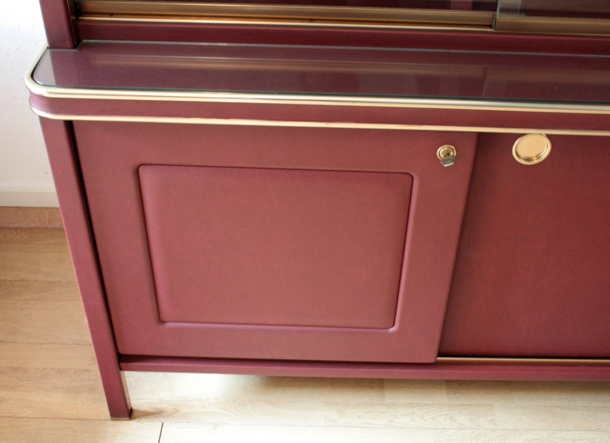 Credenza a due corpi in similpelle bordeaux con rifiniture dorate di umberto mascagni negli anni 50 design italiano d’epoca