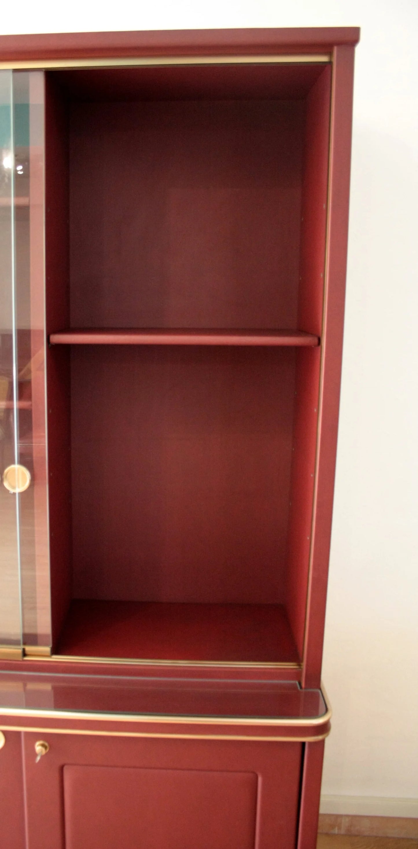 Credenza a due corpi in similpelle bordeaux di design italiano d’epoca di Umberto Mascagni negli anni 50