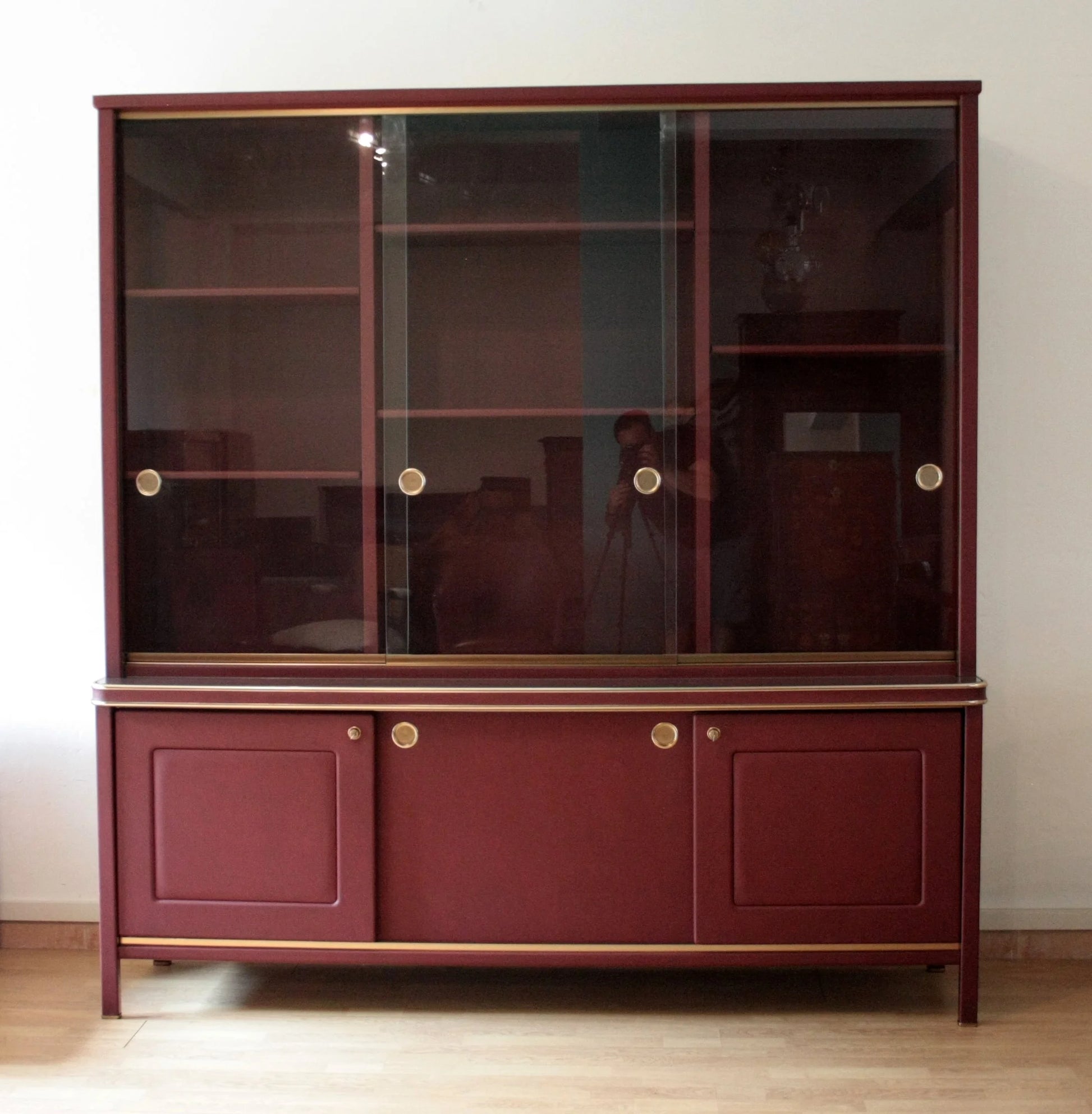 Credenza a due corpi in similpelle bordeaux di Umberto Mascagni design italiano d’epoca anni 50