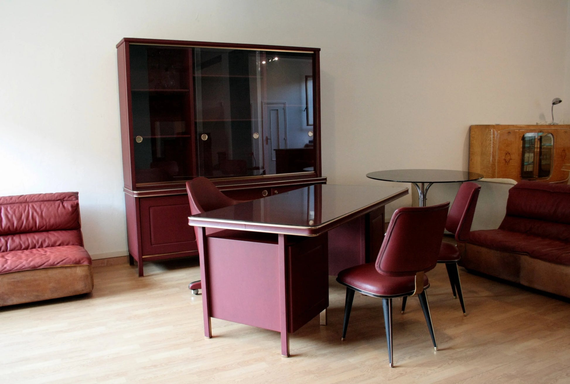 Credenza o libreria a due corpi in similpelle bordeaux di umberto mascagni negli anni 50 design italiano d’epoca
