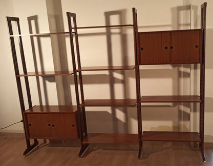 Originale libreria vintage modulare in teak con due vani chiusi stile mid-century anni 60 italiana