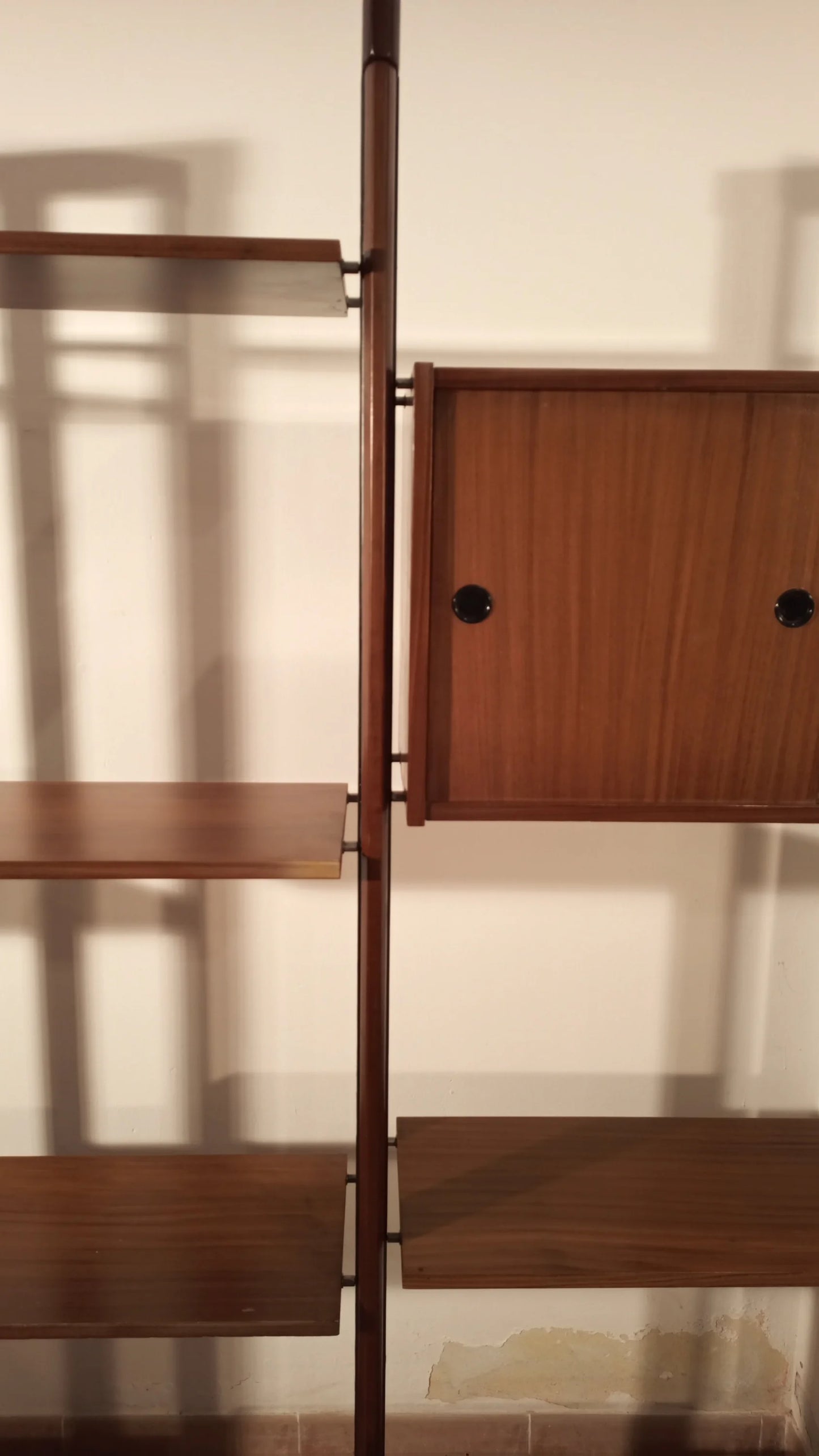 Originale libreria vintage modulare in teak con pannelli scorrevoli in legno anni 60 design italiano