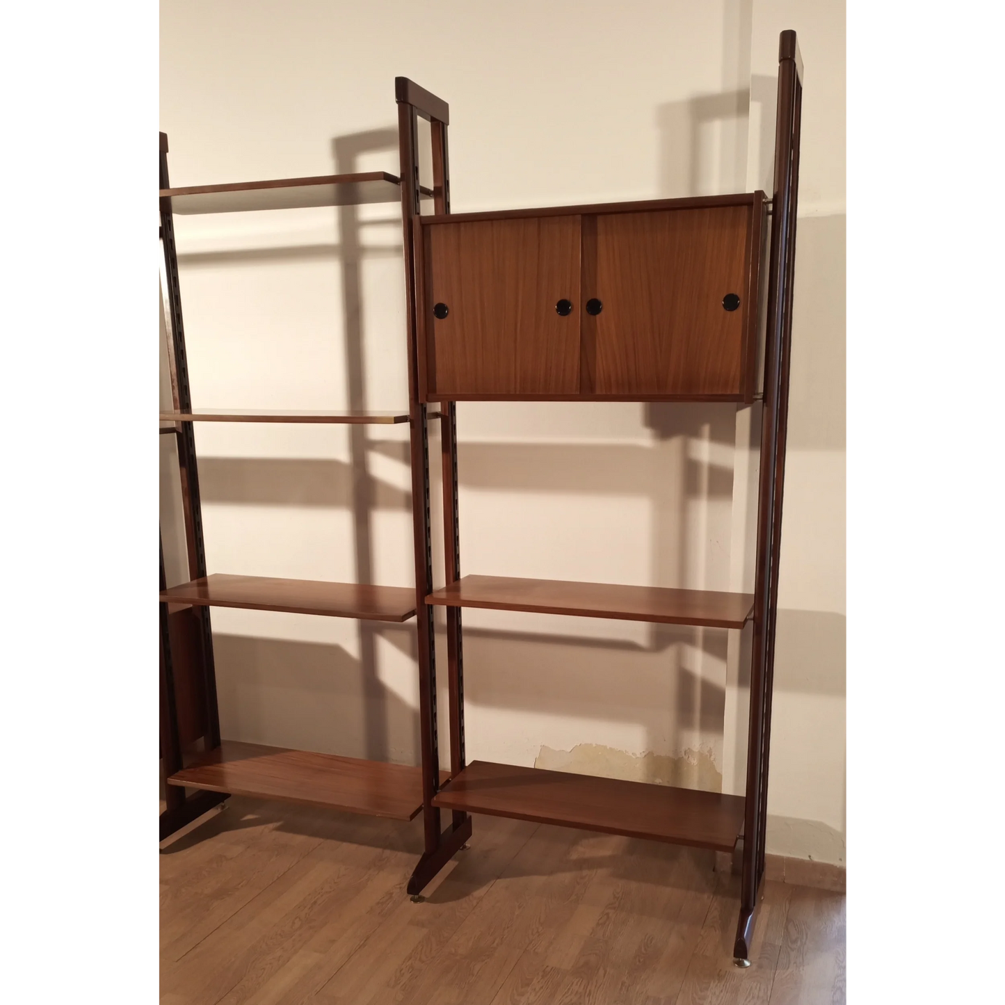 Libreria vintage modulare in teak originale con scaffali regolabili e cabinet anni ’60