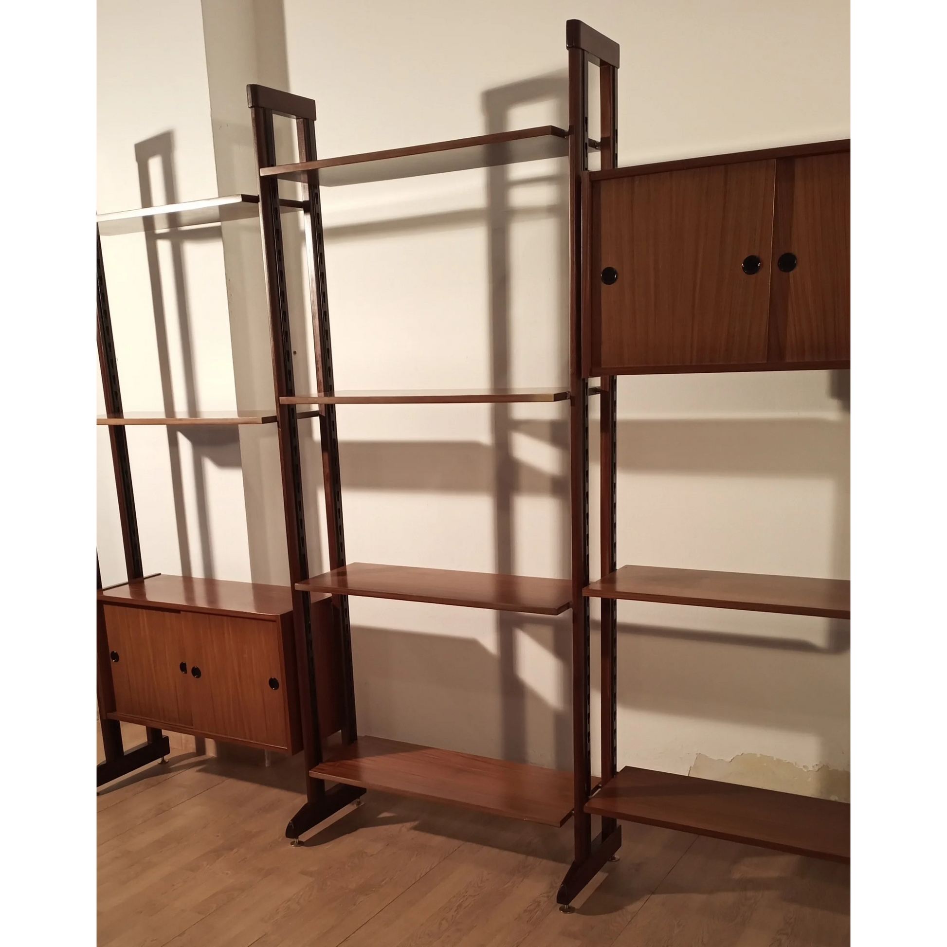 Mid-century modern libreria vintage modulare in teak con scaffali regolabili e armadio