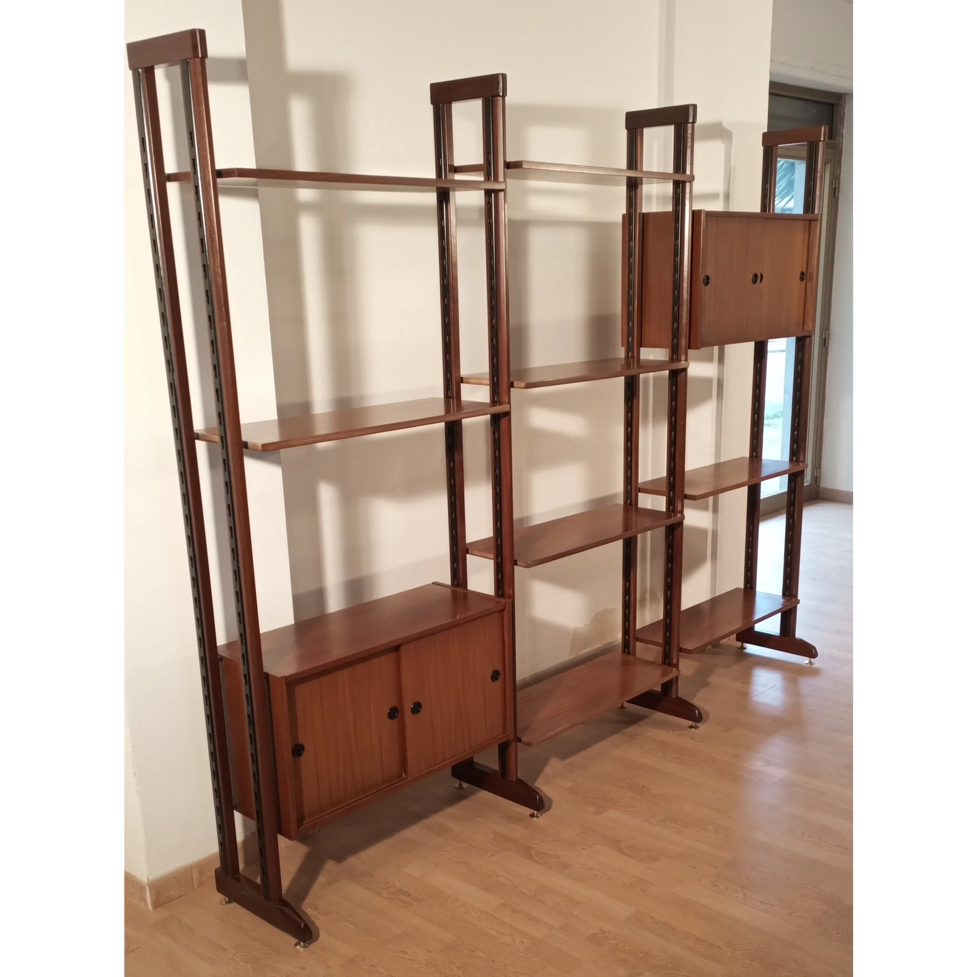 Libreria vintage modulare in teak anni ’60 con scomparti e ante in legno originale