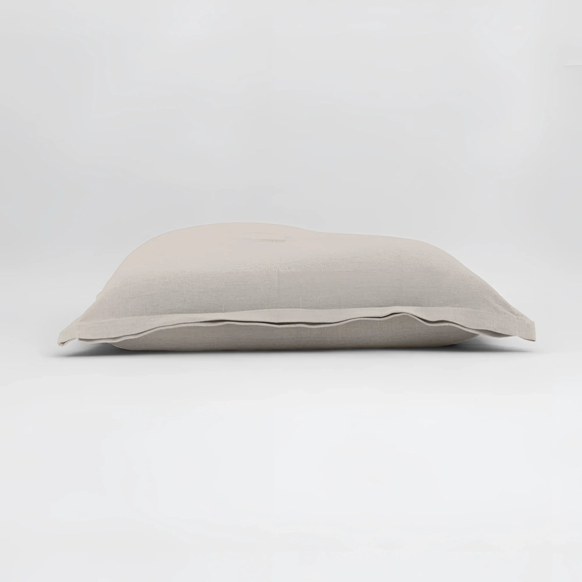 Maxi cuscino firenze beige in lino con trama naturale leggermente stropicciata e dimensioni generose infinito abbraccio