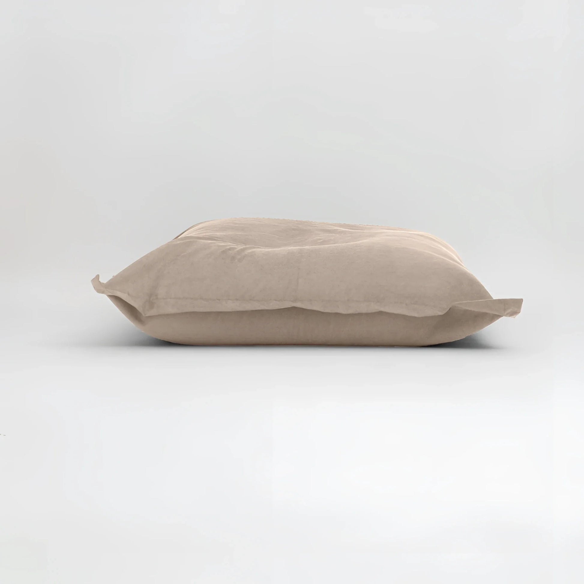 Maxi cuscino firenze beige in tessuto morbido leggermente stropicciato con dimensioni generose per un infinito abbraccio