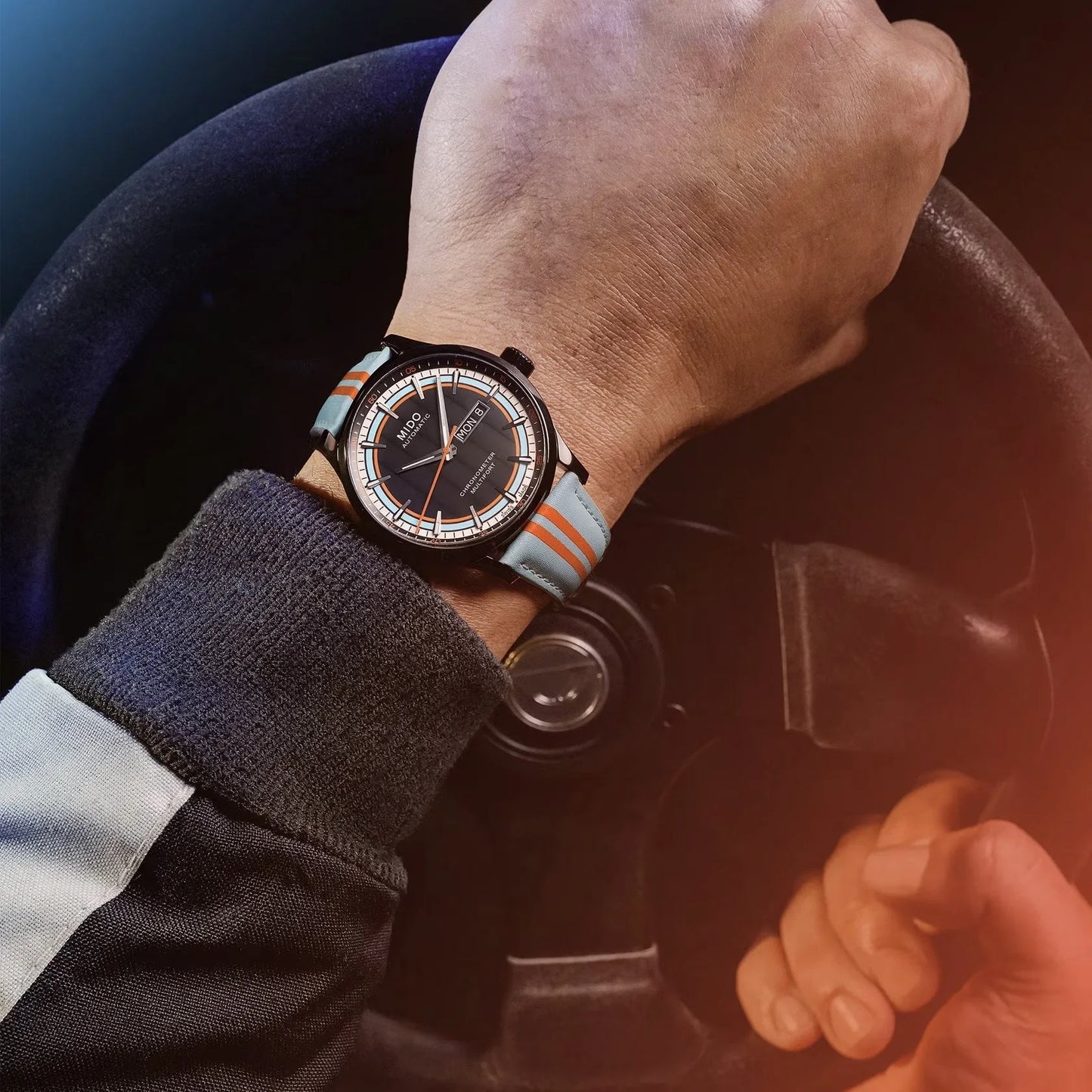 Mido multifort chronometer 42mm nero con design deciso dell’orologio e cinturino a righe azzurre e arancioni