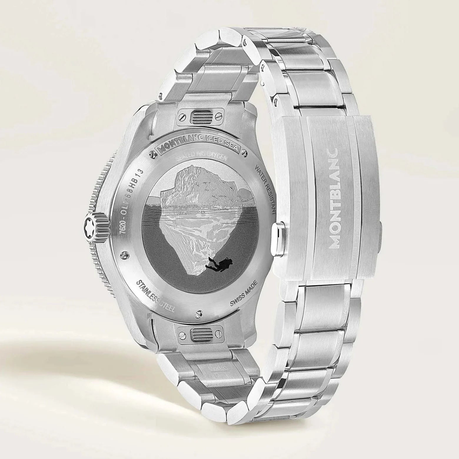 Lato posteriore dell orologio montblanc iced sea automatic in acciaio con incisione dettagliata di iceberg e subacqueo