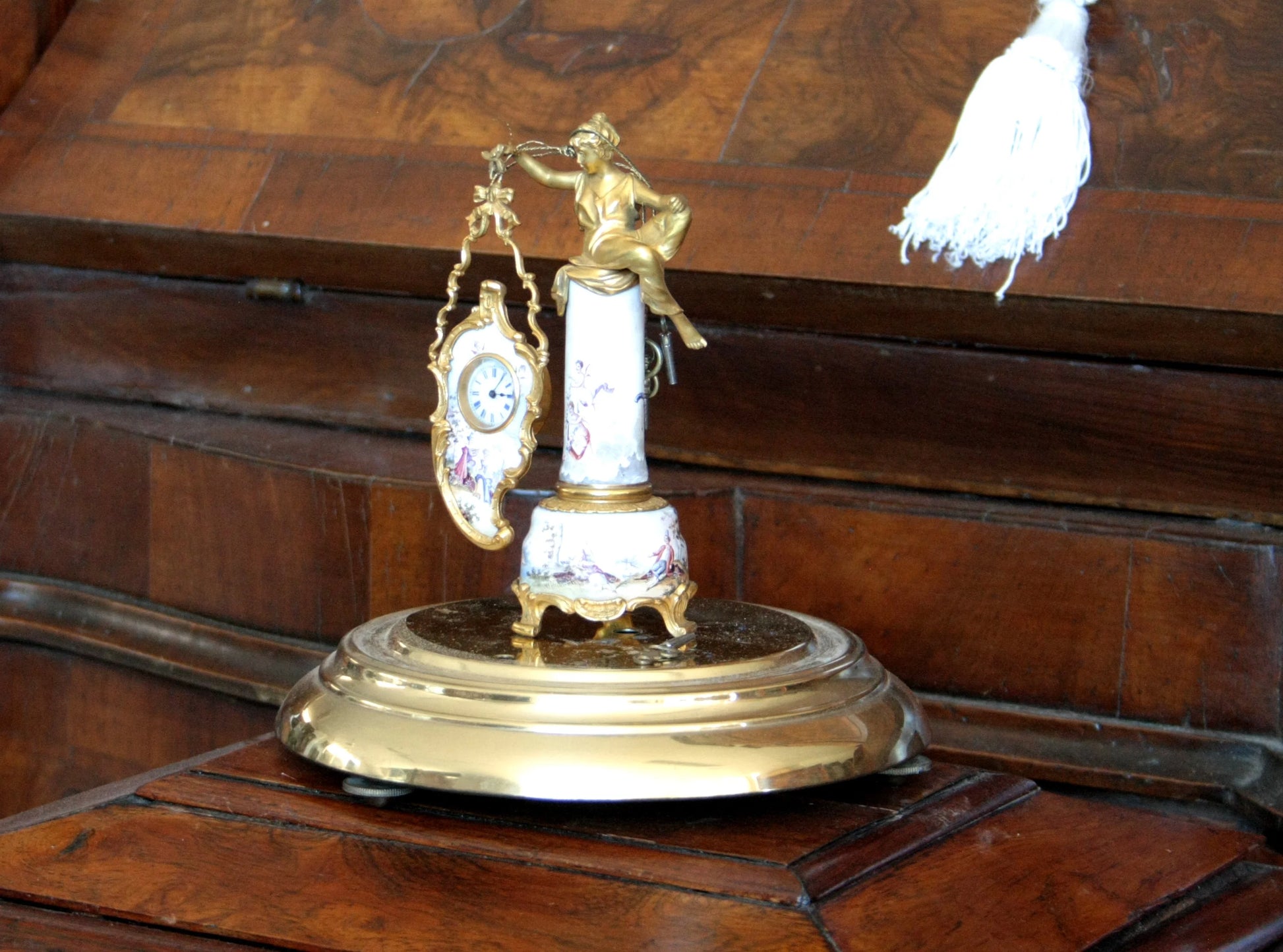 Orologio da tavolo in bronzo e smalti art decò xix secolo con figura femminile e scena galanti su base decorativa