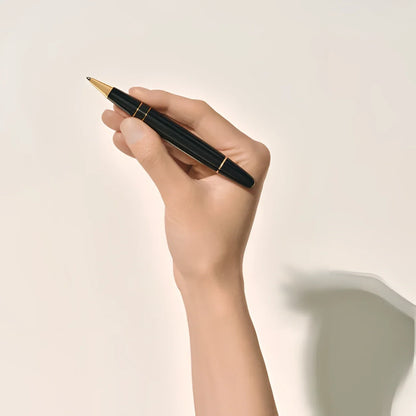 Montblanc roller meisterstuck legrand 132454 in pregiata resina nera con accenti dorati e finitura lucida elegante
