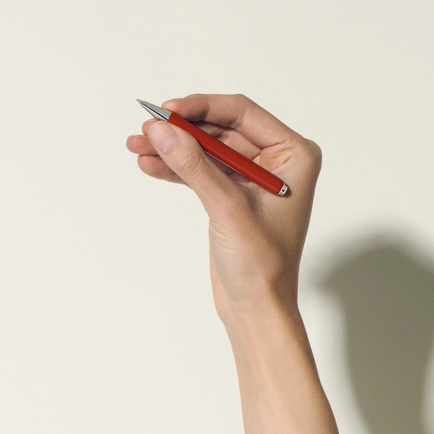 Montblanc heritage collection penna a sfera rouge et noir noir baby color corallo con punta e clip metallici in mano
