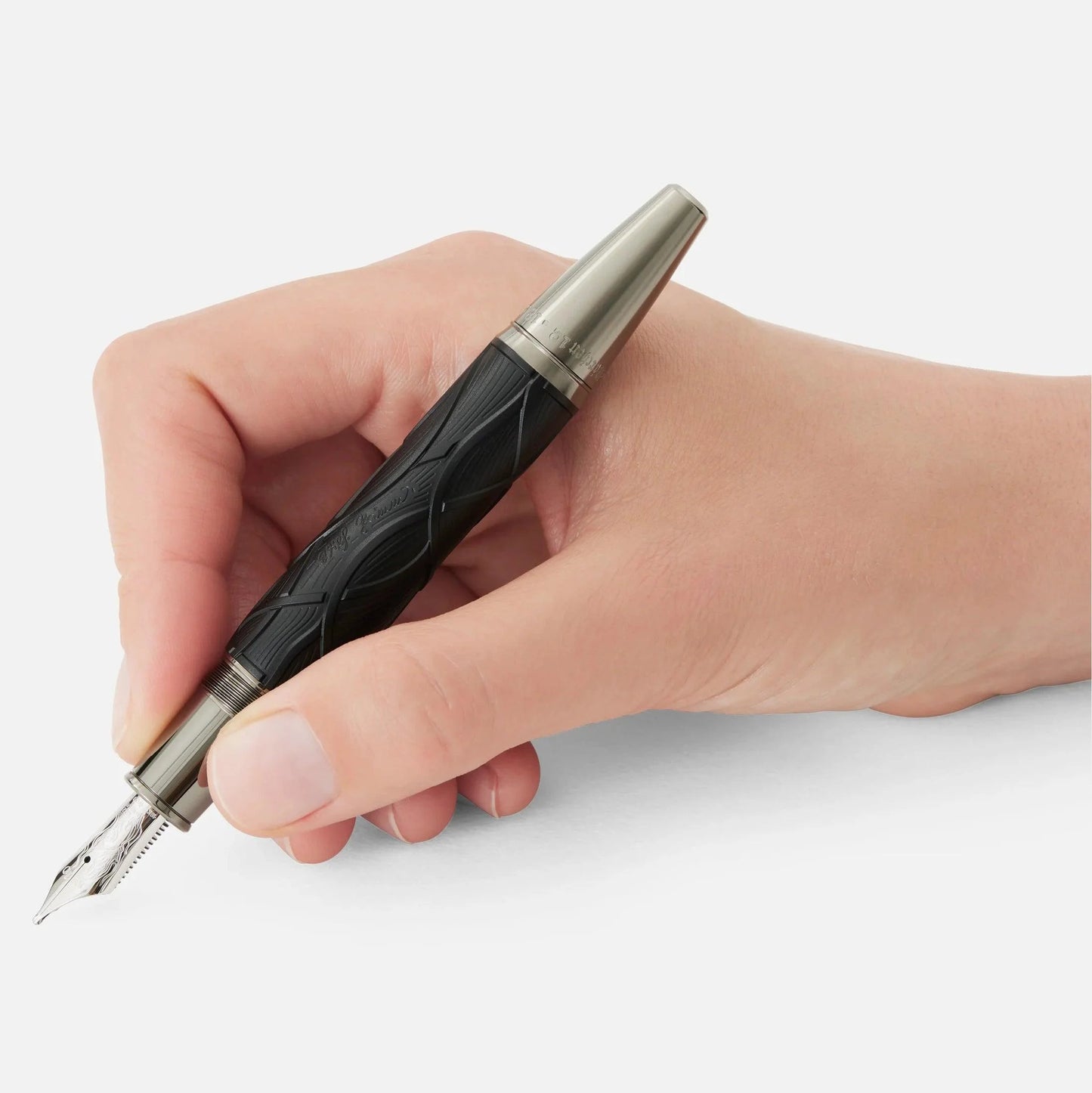 Penna stilografica nera montblanc writers edition fratelli grimm con incisione argento tenuta in mano