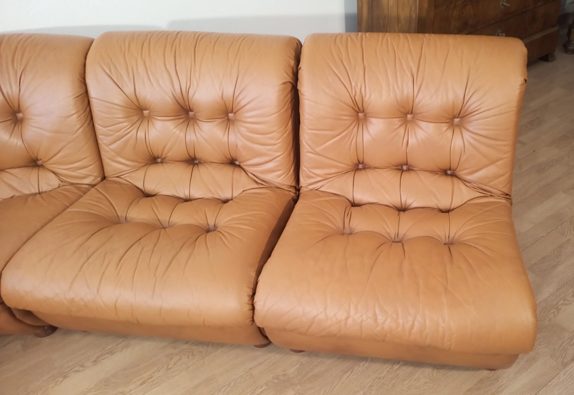 Divano modulare vintage in pelle cognac con poltrona in pelle marrone con dettagli capitonné e bottoni