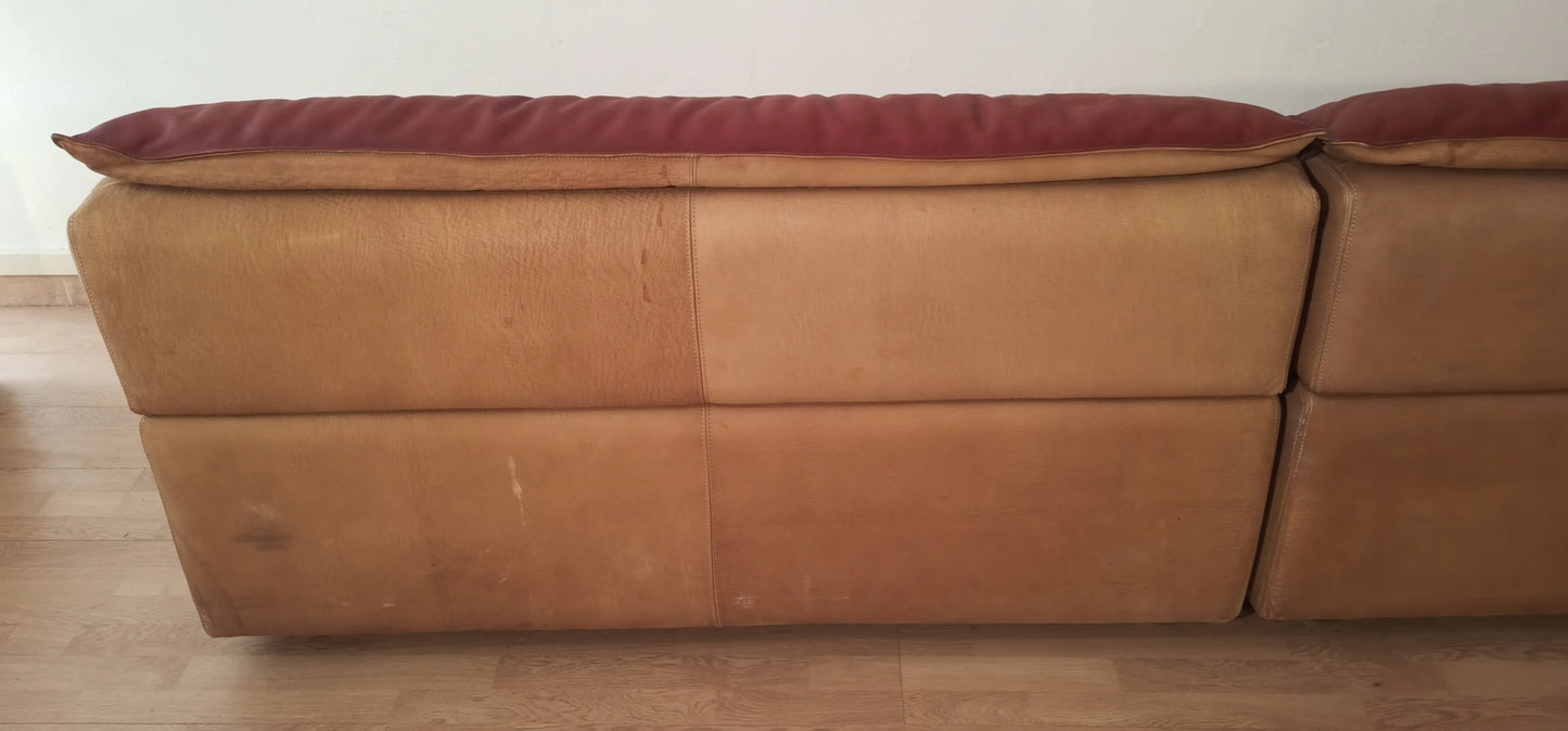 Divano bogò in pelle e pelle scamosciata tan con cuscini bordeaux di carlo bartoli per rossi di albizzate vintage