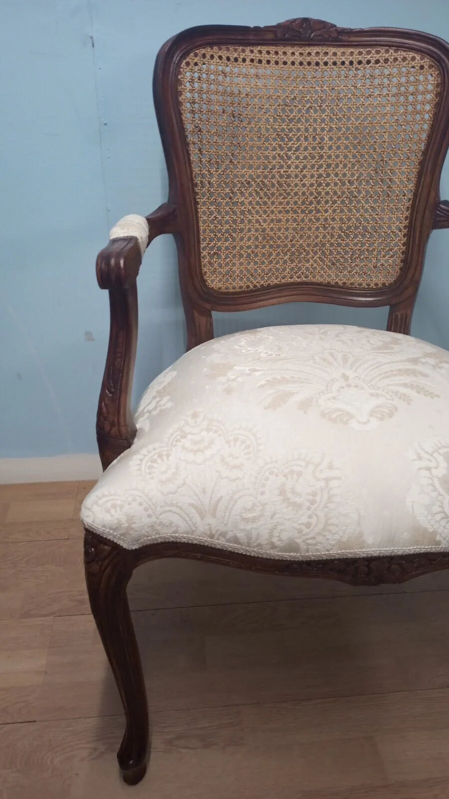 Poltrona a pozzetto in noce vintage restaurata con schienale in paglia di vienna e sedile imbottito bianco