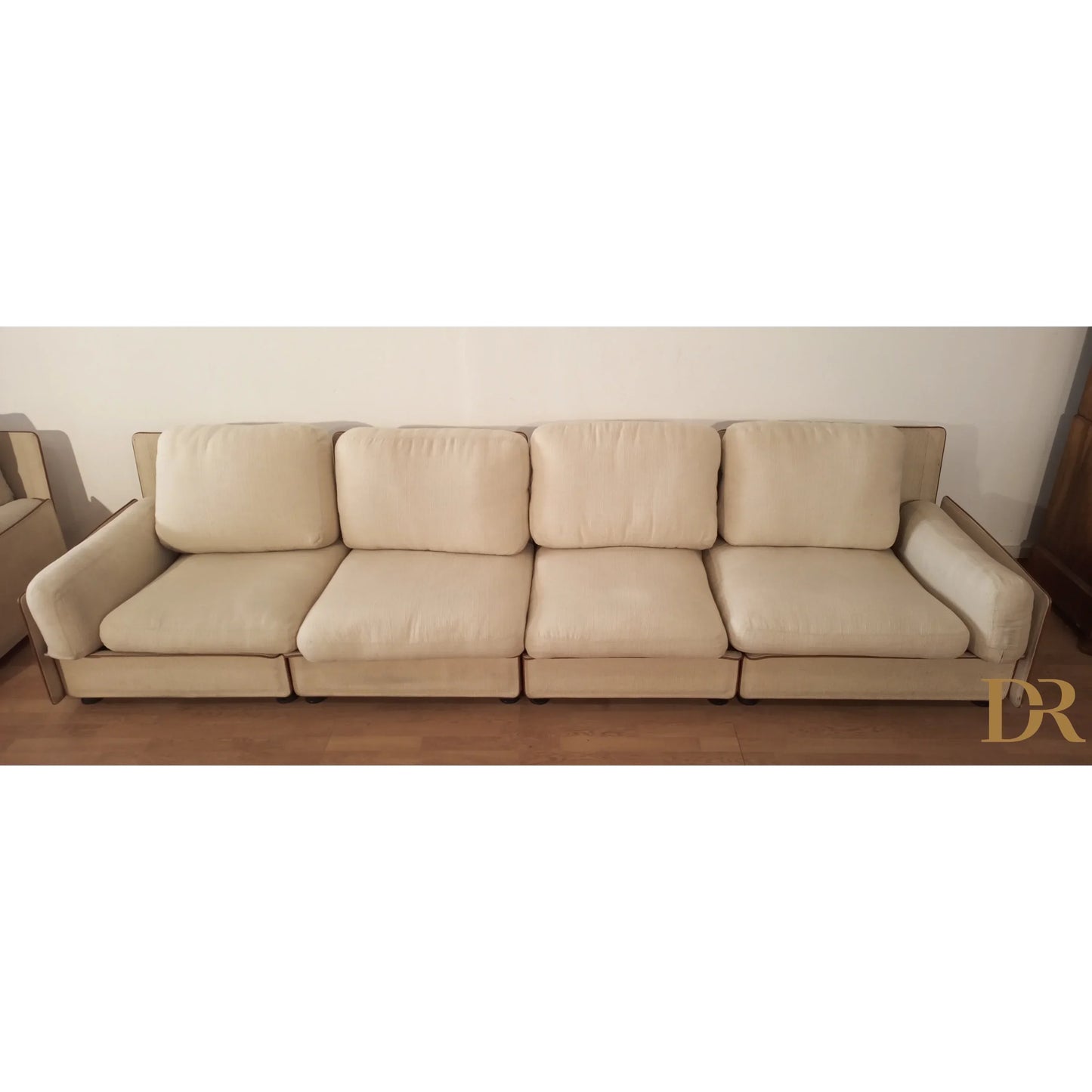 Divano modulare modello redifiori di riccardo arbizzoni per zanotta 1978 con quattro cuscinature beige in tessuto