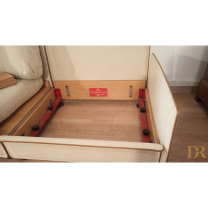 Struttura letto in legno con supporti in metallo rossi modello redifiori set di riccardo arbizzoni per zanotta 1978