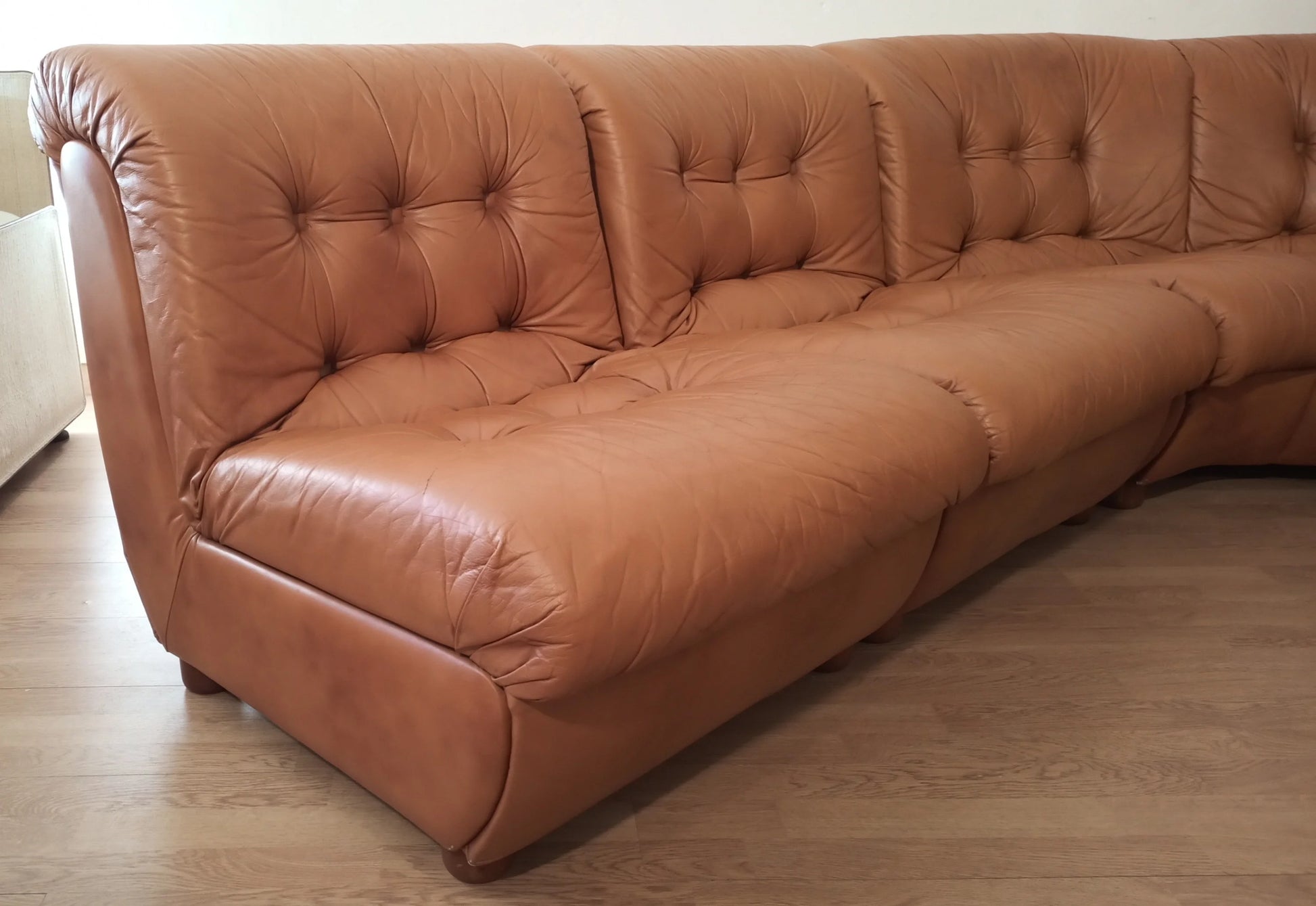 Divano modulare vintage in pelle cognac colore marrone con design moderno e capitonnè in un set di 5 pezzi