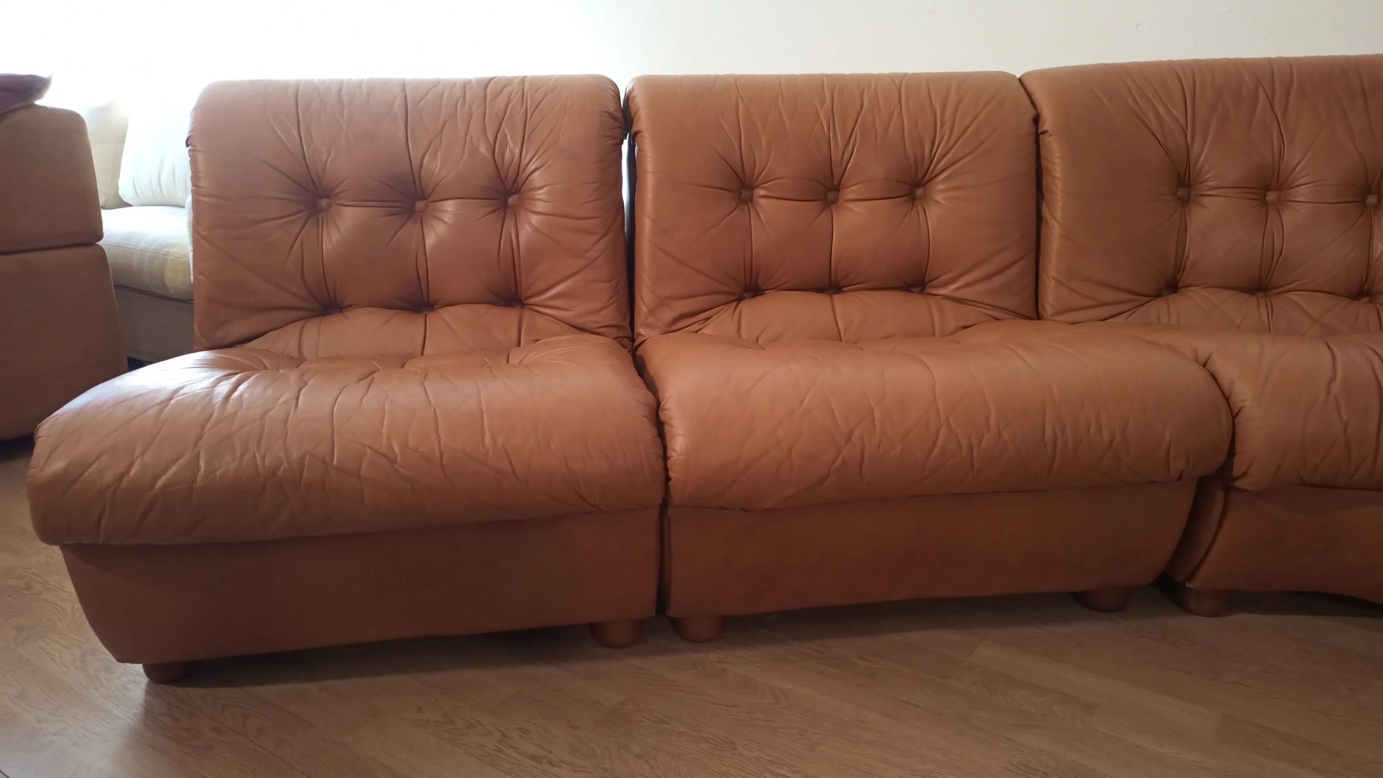 Divano modulare vintage in pelle cognac con divano angolare in pelle marrone e cuscini capitonnè anni 70