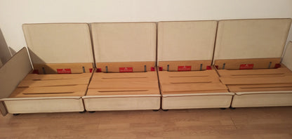 Cassettiere bianche con inserti in legno e etichette rosse modello redifiori set divano di riccardo arbizzoni per zanotta 1978