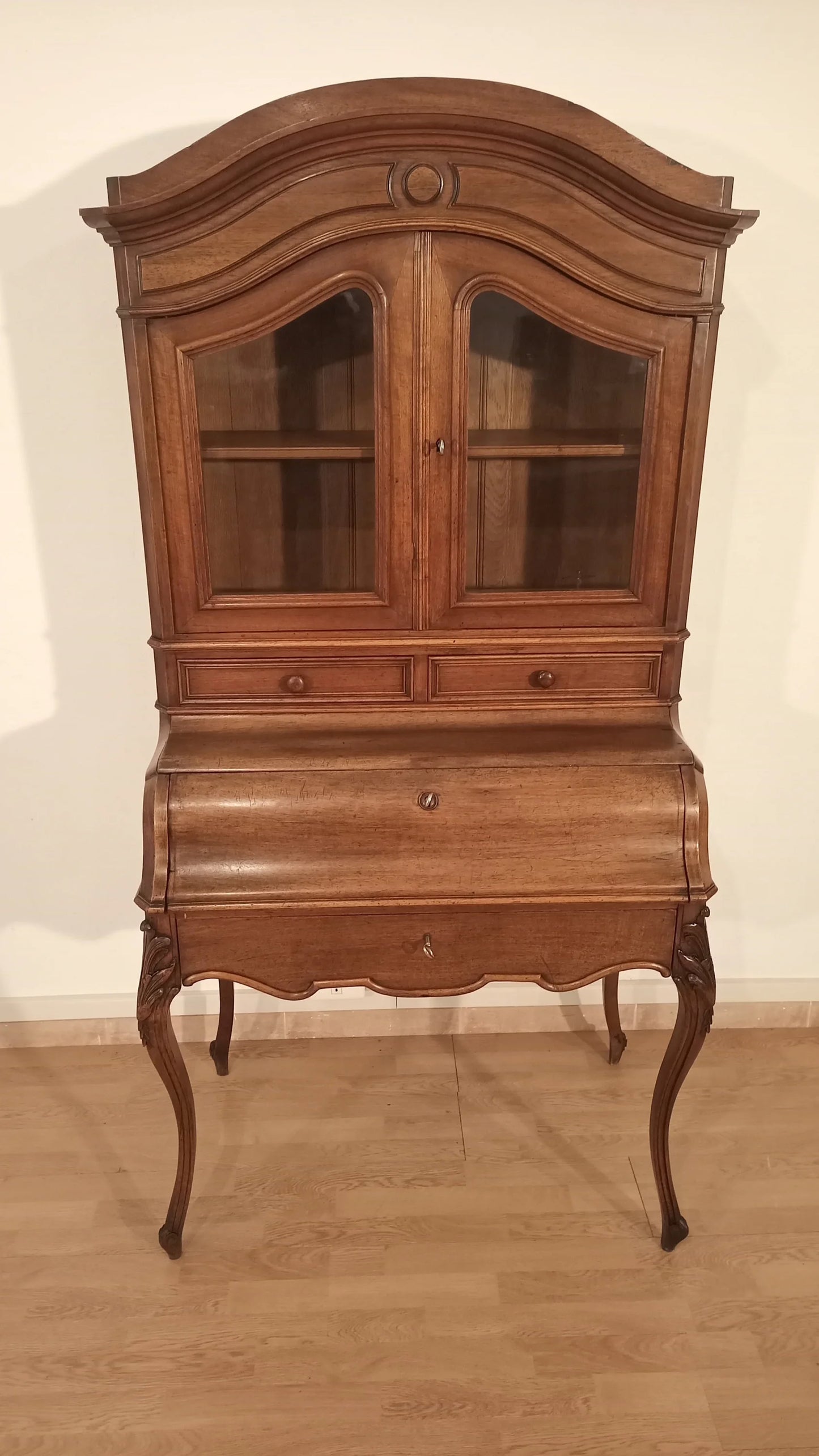 Antica credenza scrittoio ribalta in rovere massello con ante a vetri e gambe curve restaurata ottocento
