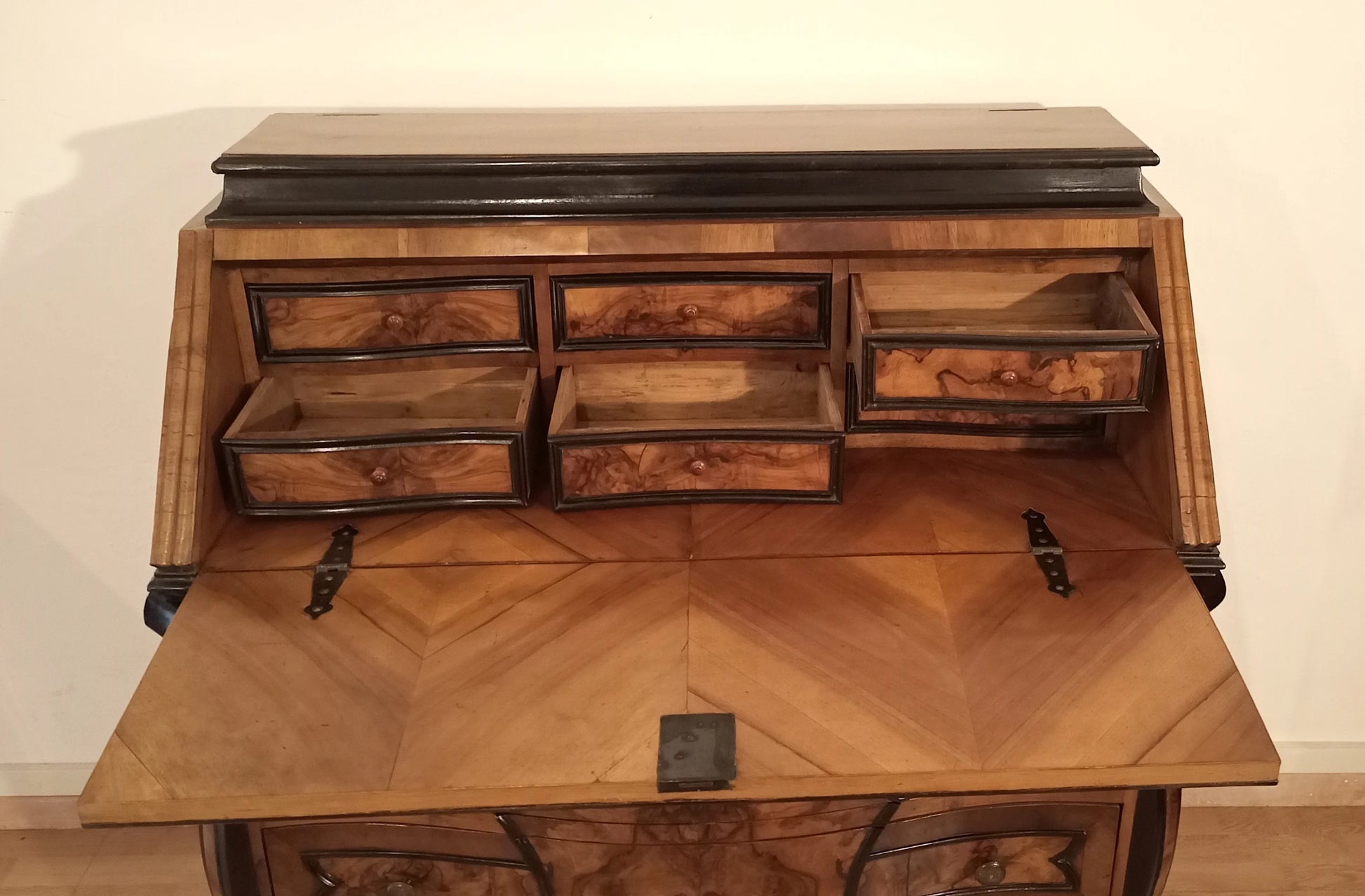 Cassettiera ribalta lombarda settecentesca originale in legno con cassetti multipli e piano scrittoio ribaltabile