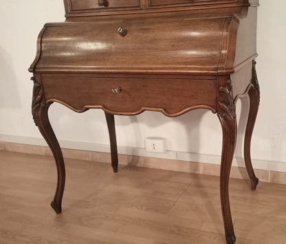 Credenza scrittoio ribalta in rovere massello XIX secolo con gambe cabriole curve e dettagli in legno intagliato