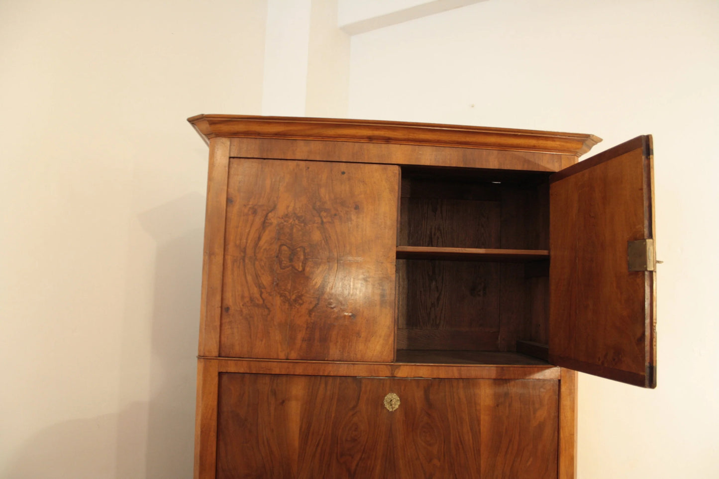 Splendido secretaire umberto in rovere massello con anta aperta che mostra scaffali interni di fine ottocento