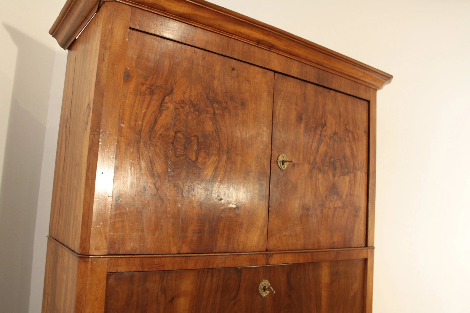 Splendido secretaire umbertino in rovere massello con doppi sportelli e motivi decorativi fine ottocento