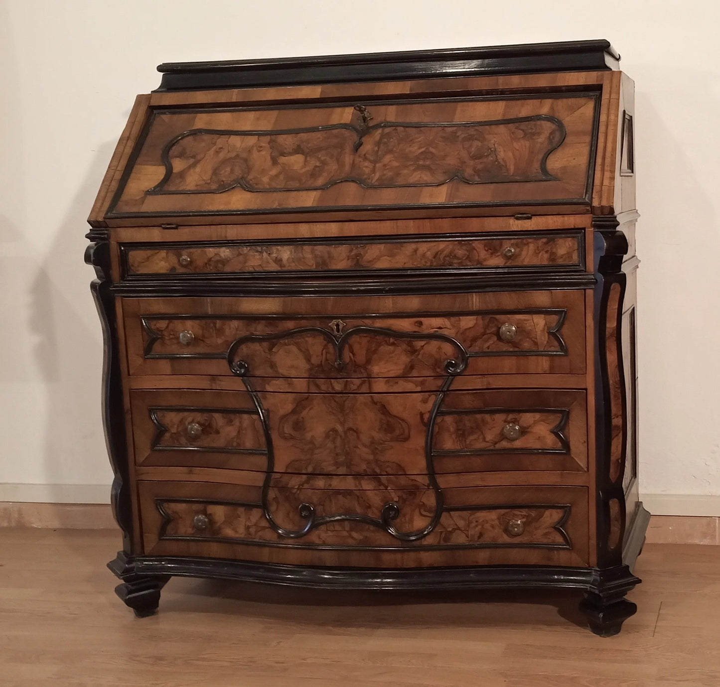 Ornate cassettiera ribalta lombarda settecentesca originale in legno con pannelli in radica e rifiniture nere restaurata