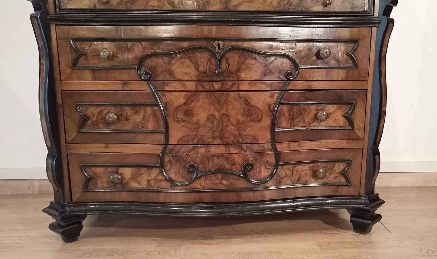 Cassettiera ribalta lombarda settecentesca originale in legno intagliato con pannelli in radica e accessori metallici decorativi